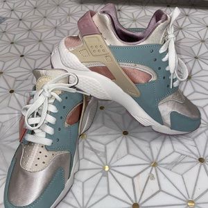 Nike Air Huarache in Dusty Sage
